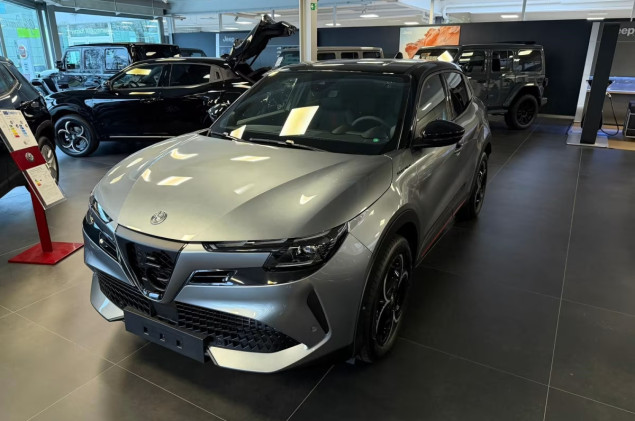 Alfa Romeo Junior Speciale 1.2 VGT 48V-Hybrid DCT in 6 Varianten Verfügbar Abholung Mannheim