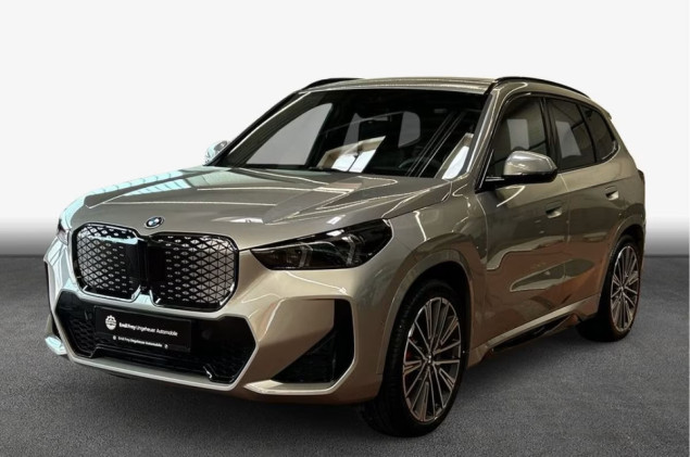 BMW iX1 xDrive30 M Sportpaket , 5-türig (Strom)