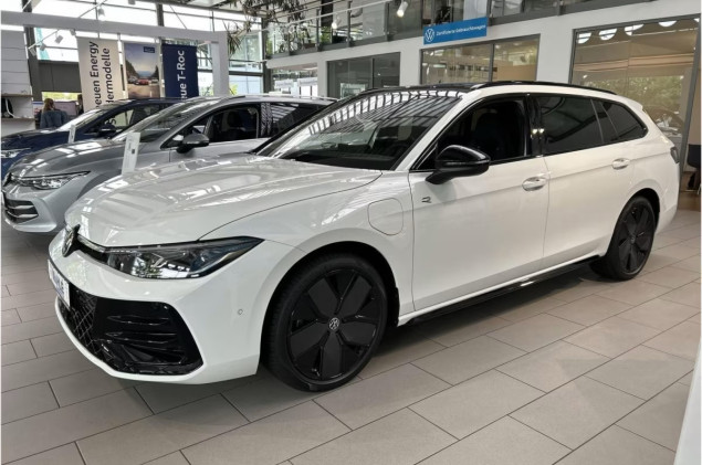 Volkswagen Passat 1.5 eHybrid DSG OPF R-Line Signature SOFORT VERFÜGBAR Business AHK Pano
